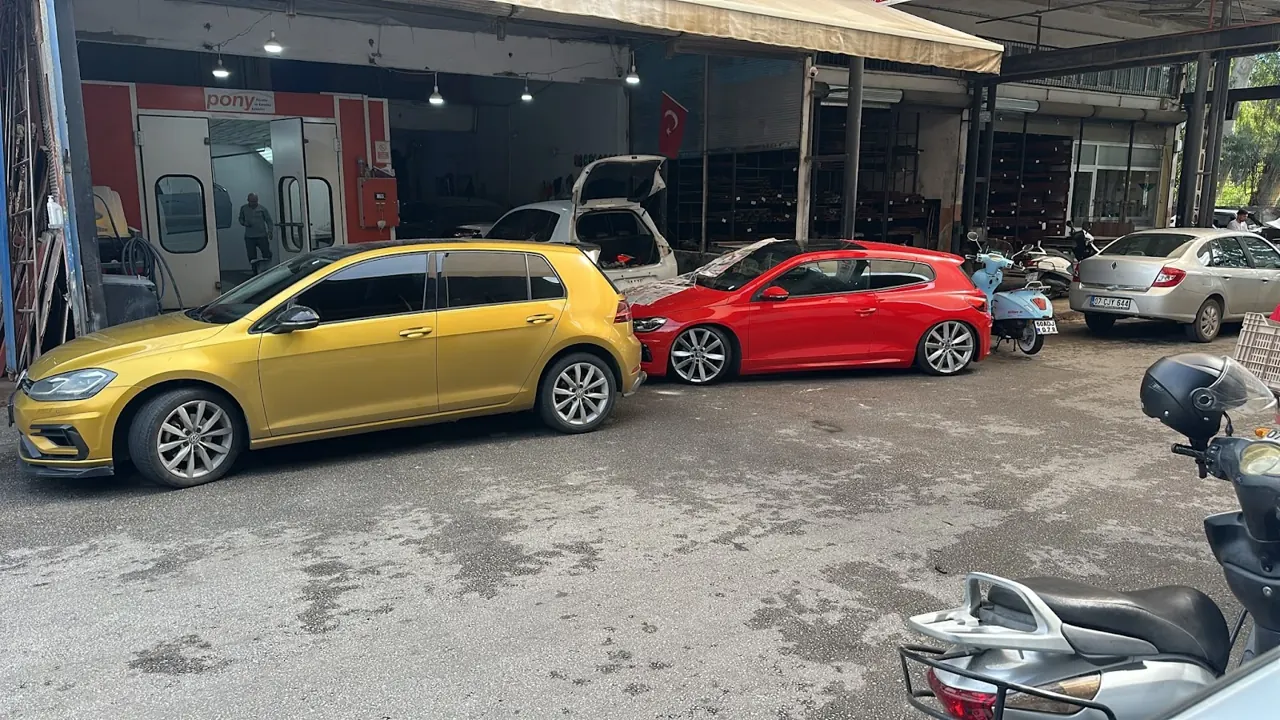 Alanya oto boya sonrası teslime hazır sarı Golf ve kırmızı Scirocco